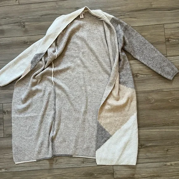 Sincerely Jules Long Open-Front Geometric Cardigan in Cream, Tan, and Gray - Picture 2 of 9